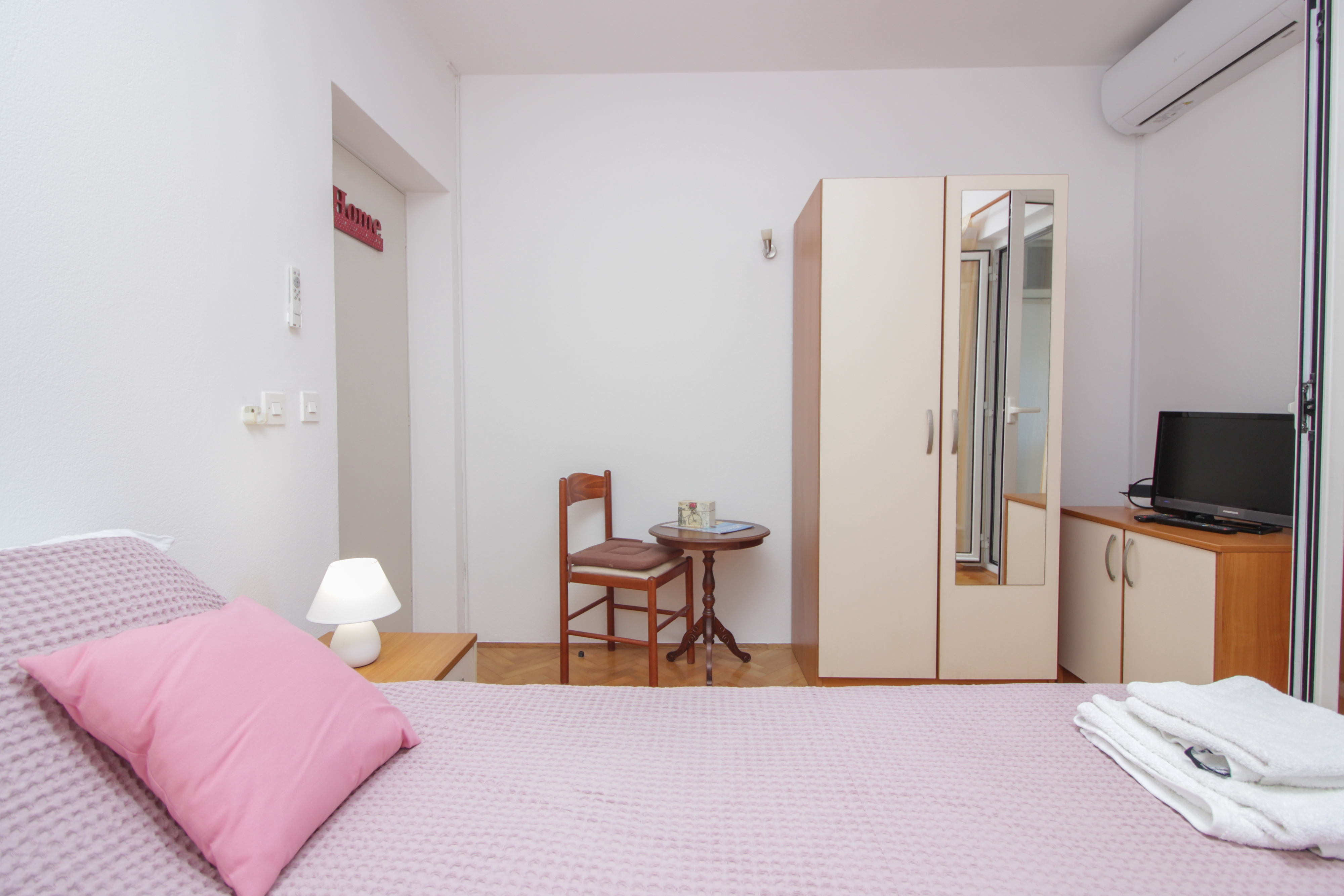 Room with terrace and sea view Nin, Zadar (S-5805-a) Room with terrace and sea view Nin, Zadar (S-5805-a)