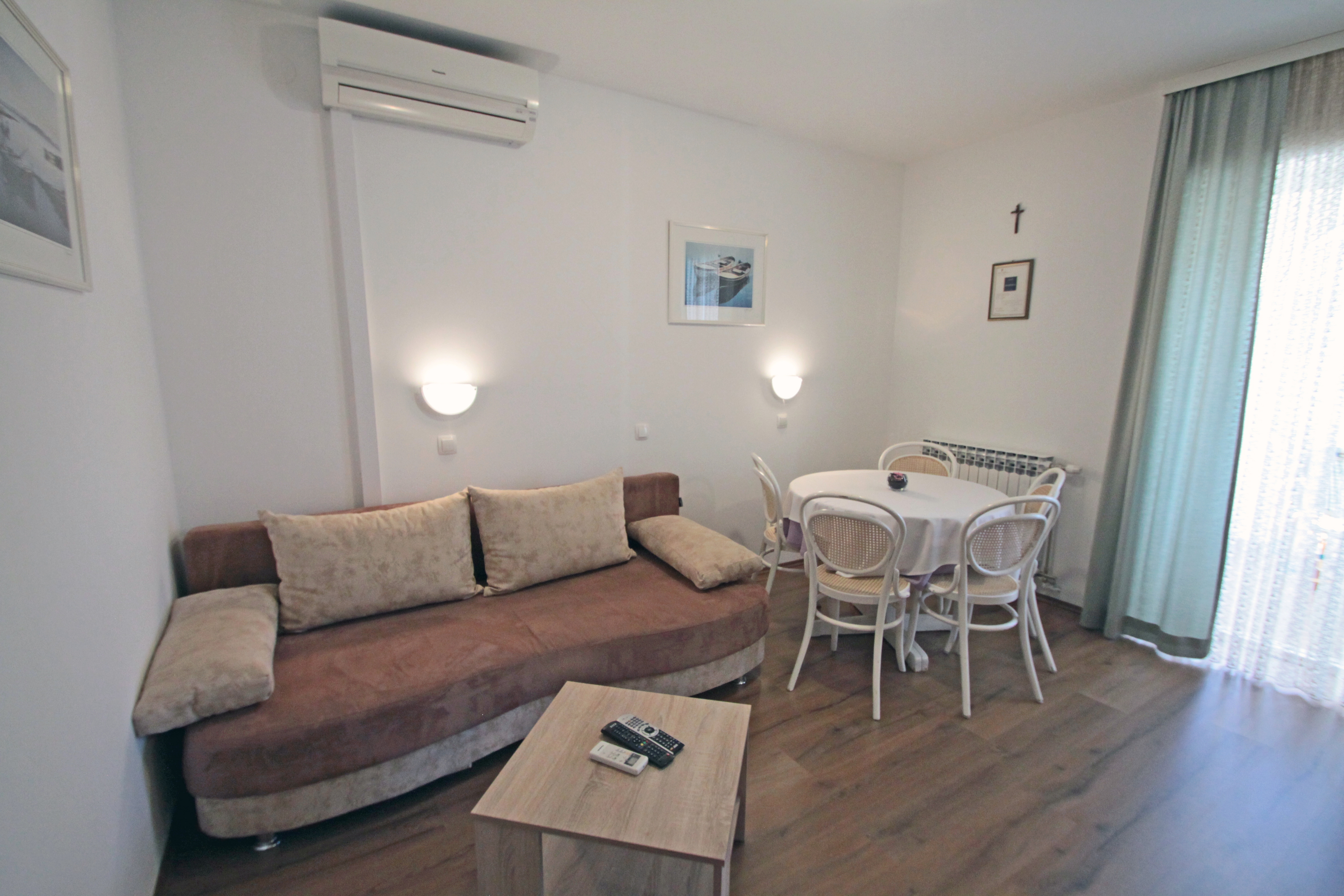 One bedroom apartment with terrace and sea view Vinjerac (Zadar) (A-5811-a)