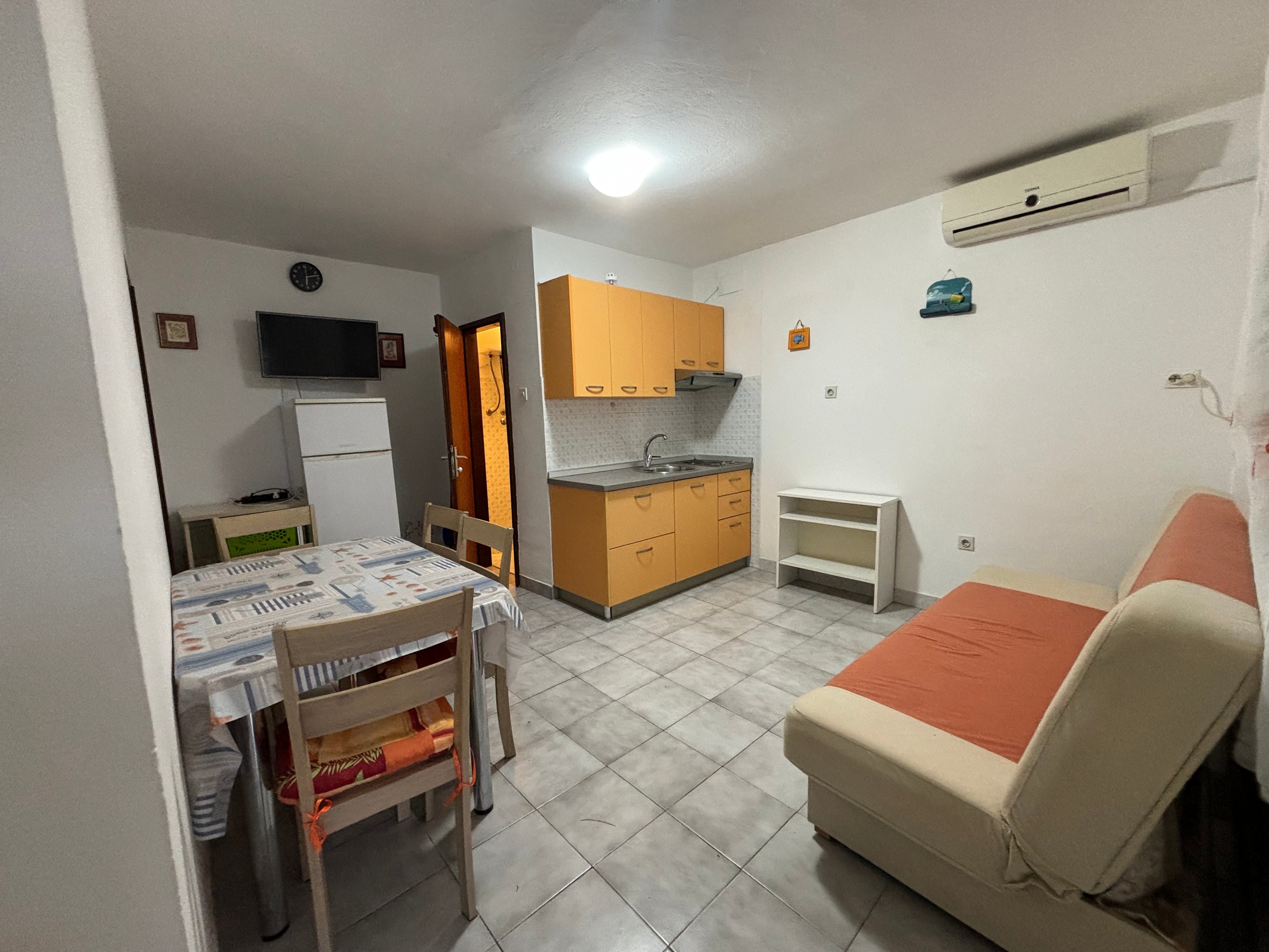 One bedroom apartment near beach Sukošan, Zadar (A-5819-c)