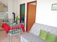 Vinjerac, Sala de estar in the apartment, air condition available y WiFi.