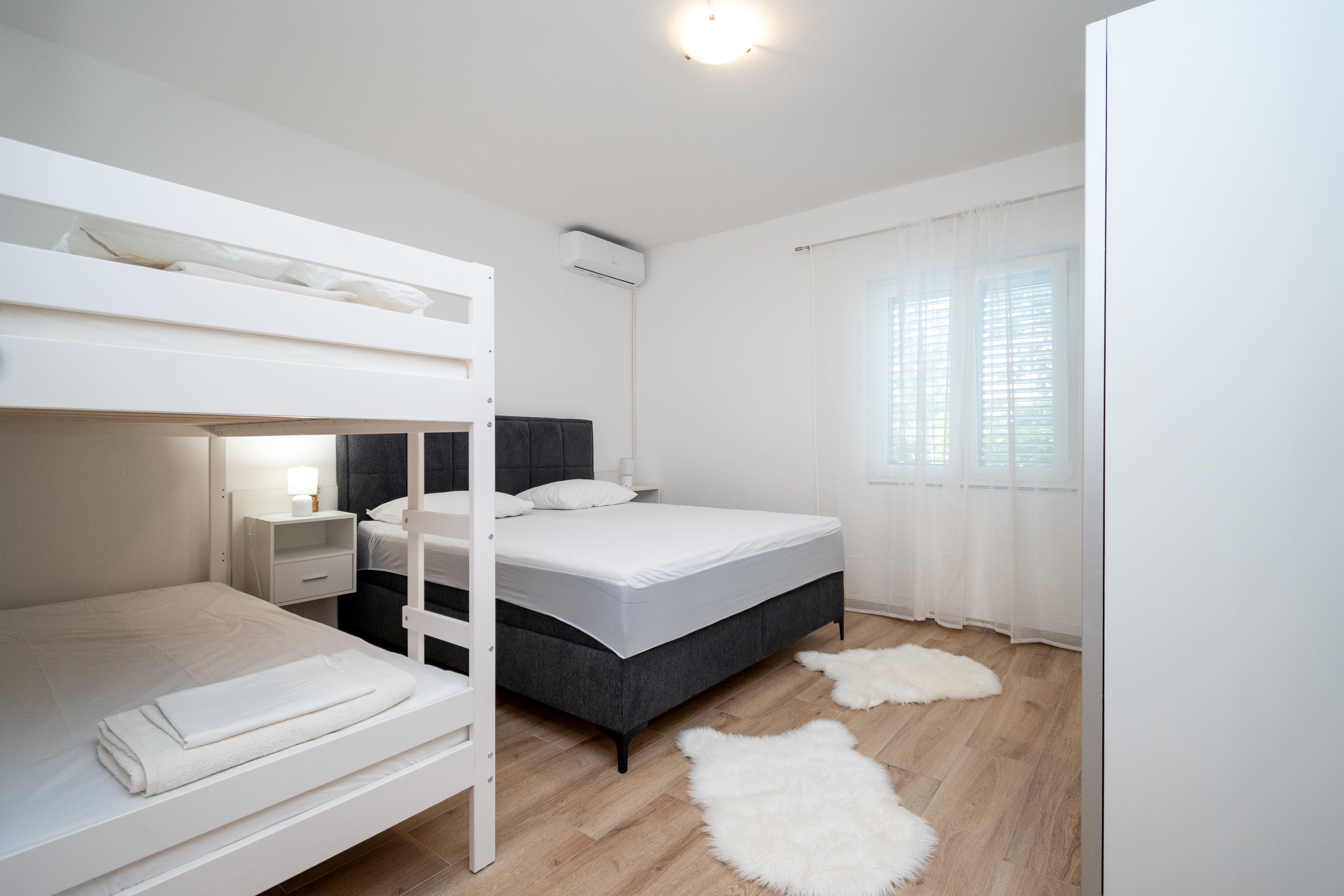 Three bedroom apartment with terrace Ljubač, Zadar  A-a