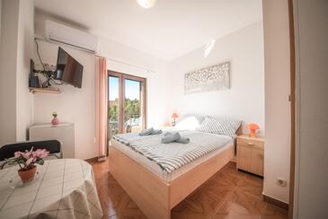 Vrsi - Mulo, Bedroom in the room, air condition available and WiFi.