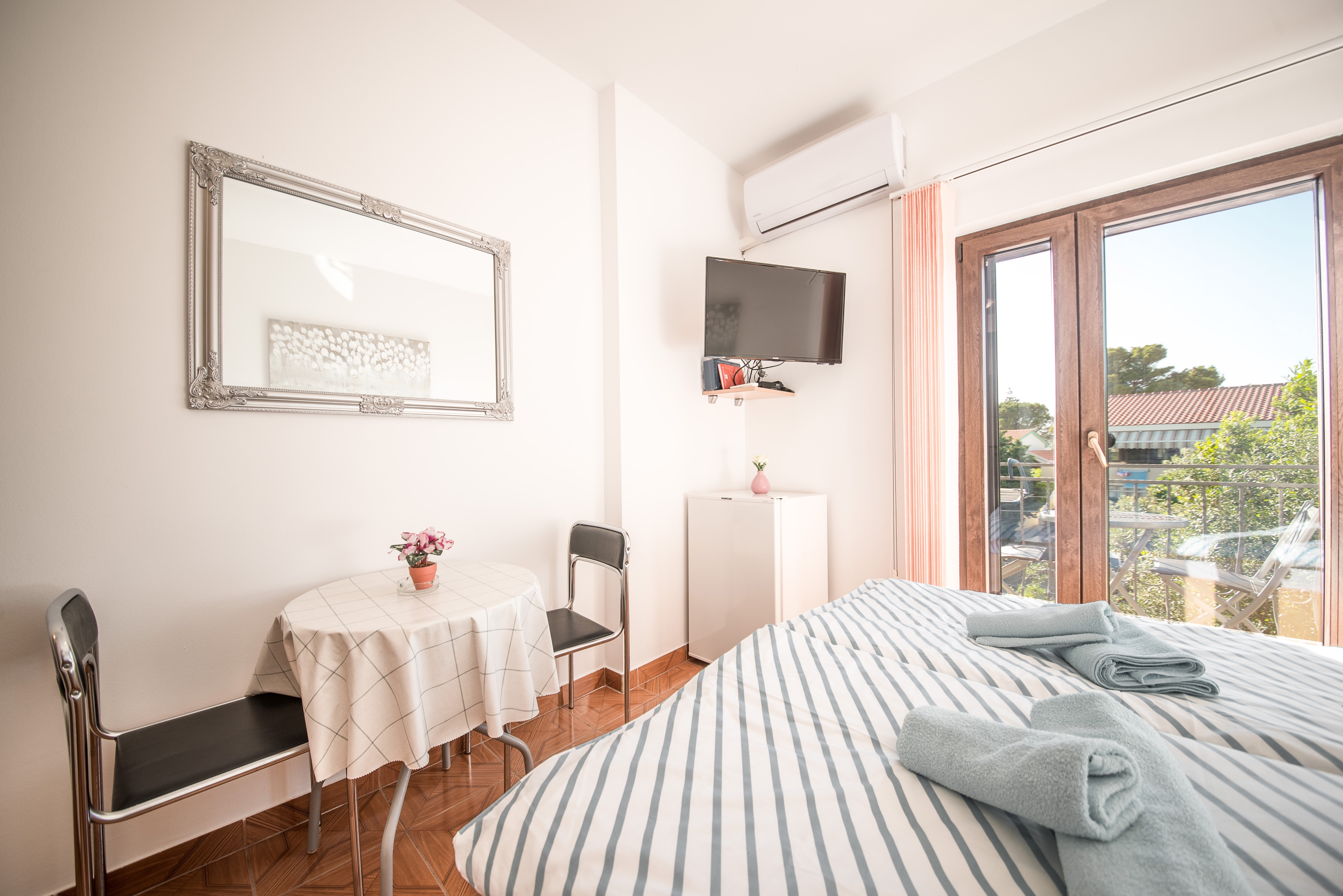 Room near beach Vrsi - Mulo, Zadar (S-5848-b) Room near beach Vrsi - Mulo, Zadar (S-5848-b)