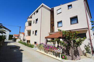 Zadar - Diklo, Zadar, Hébergement 5887 - Appartement avec une plage de galets.