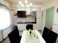 Sukošan, Kitchen in the apartment, air condition available and WiFi.