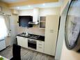 Sukošan, Kitchen in the apartment, air condition available and WiFi.