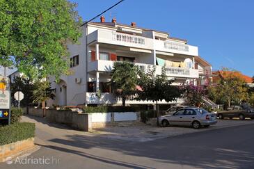 Zadar - Diklo, Zadar, Hébergement 5913 - Appartement à proximité de la mer avec une plage de galets.