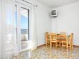 Bibinje, Dining room in the apartment, air condition available, (pet friendly) and WiFi.