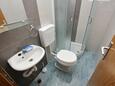 Koupelna Bibinje, Koupelna v ubytování typu studio-apartment, domácí mazlíčci povoleni a WiFi.