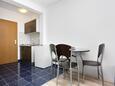 Bibinje, Dining room in the studio-apartment, (pet friendly) and WiFi.