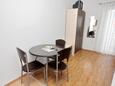 Bibinje, Dining room in the studio-apartment, (pet friendly) and WiFi.