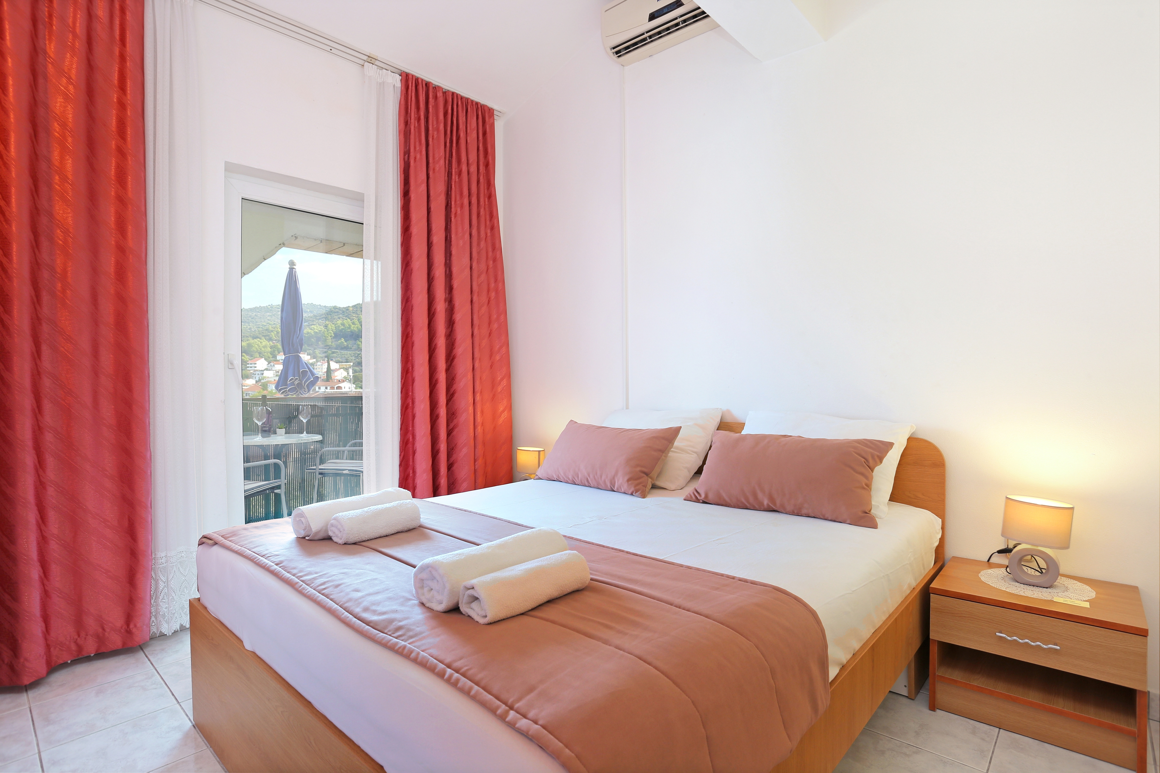 Room with balcony and sea view Marina, Trogir (S-5953-b) Room with balcony and sea view Marina, Trogir (S-5953-b)
