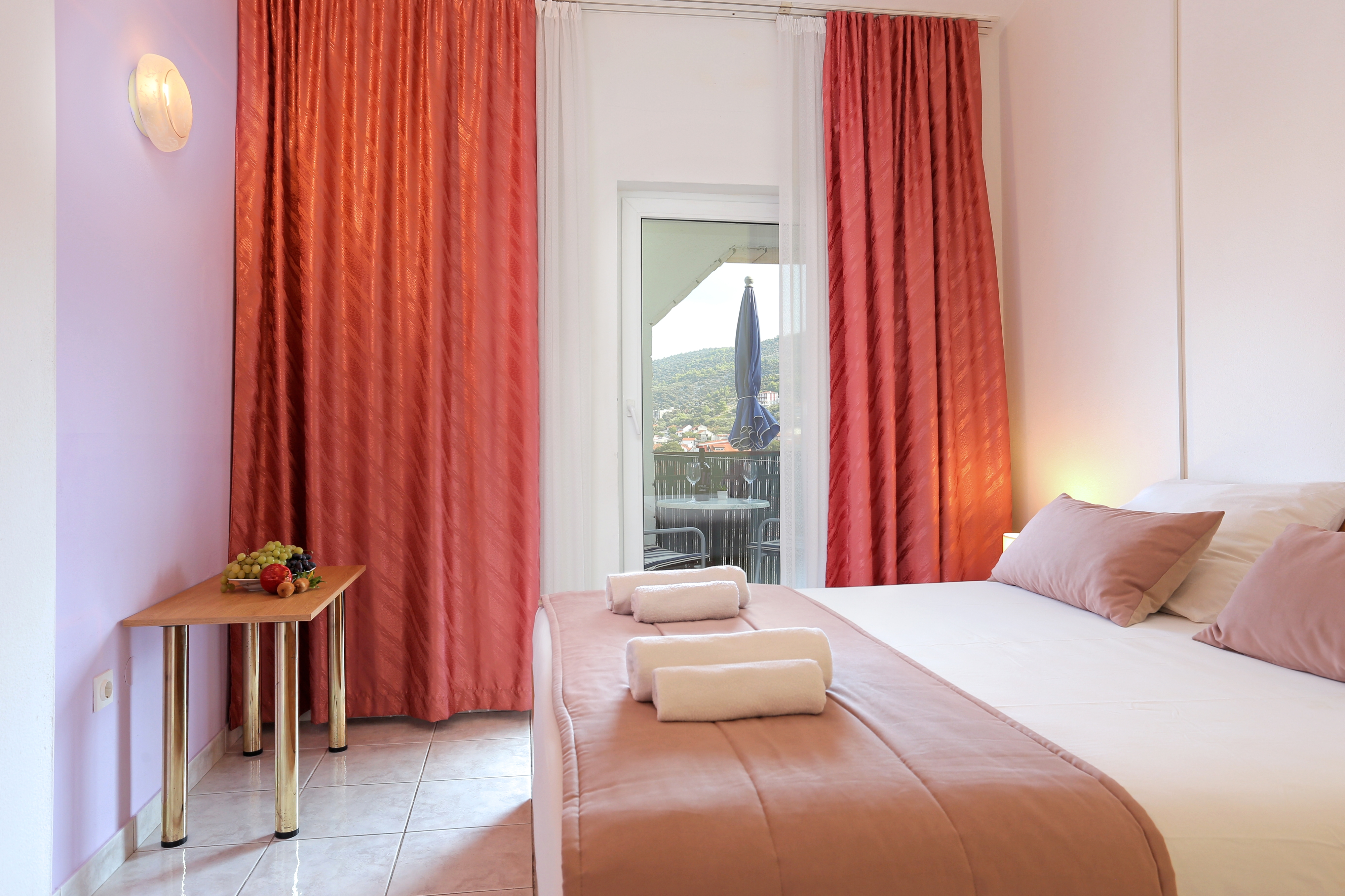 Room with balcony and sea view Marina, Trogir (S-5953-b)