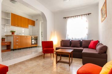 Seget Vranjica, Woonkamer in the apartment, air condition available en WiFi.