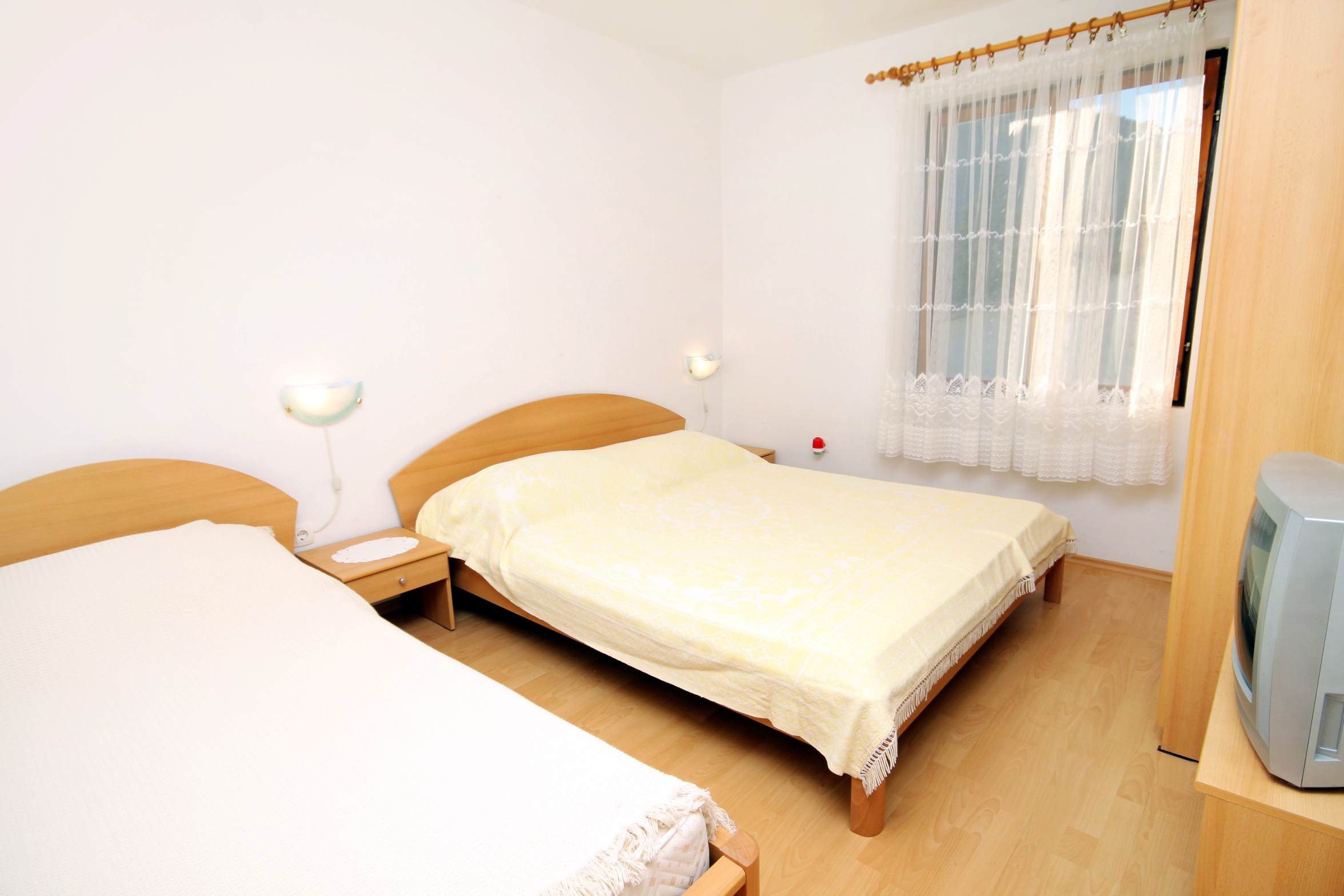 One bedroom apartment near beach Vinišće, Trogir  A-b