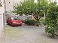 Parking lot Sumpetar, Omiš, Parking lot 5983 - Apartments near sea with pebble beach.