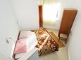 Ložnice 2 Duće, Ložnice 2 v ubytování typu apartment, s klimatizací, domácí mazlíčci povoleni a WiFi.