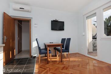 Duće, Sala da pranzo nell'alloggi del tipo apartment, condizionatore disponibile, animali domestici ammessi e WiFi.