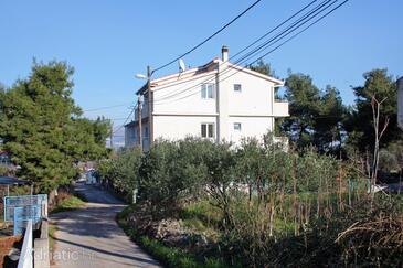 Slatine, Čiovo, Hébergement 5999 - Appartement avec une plage de galets.