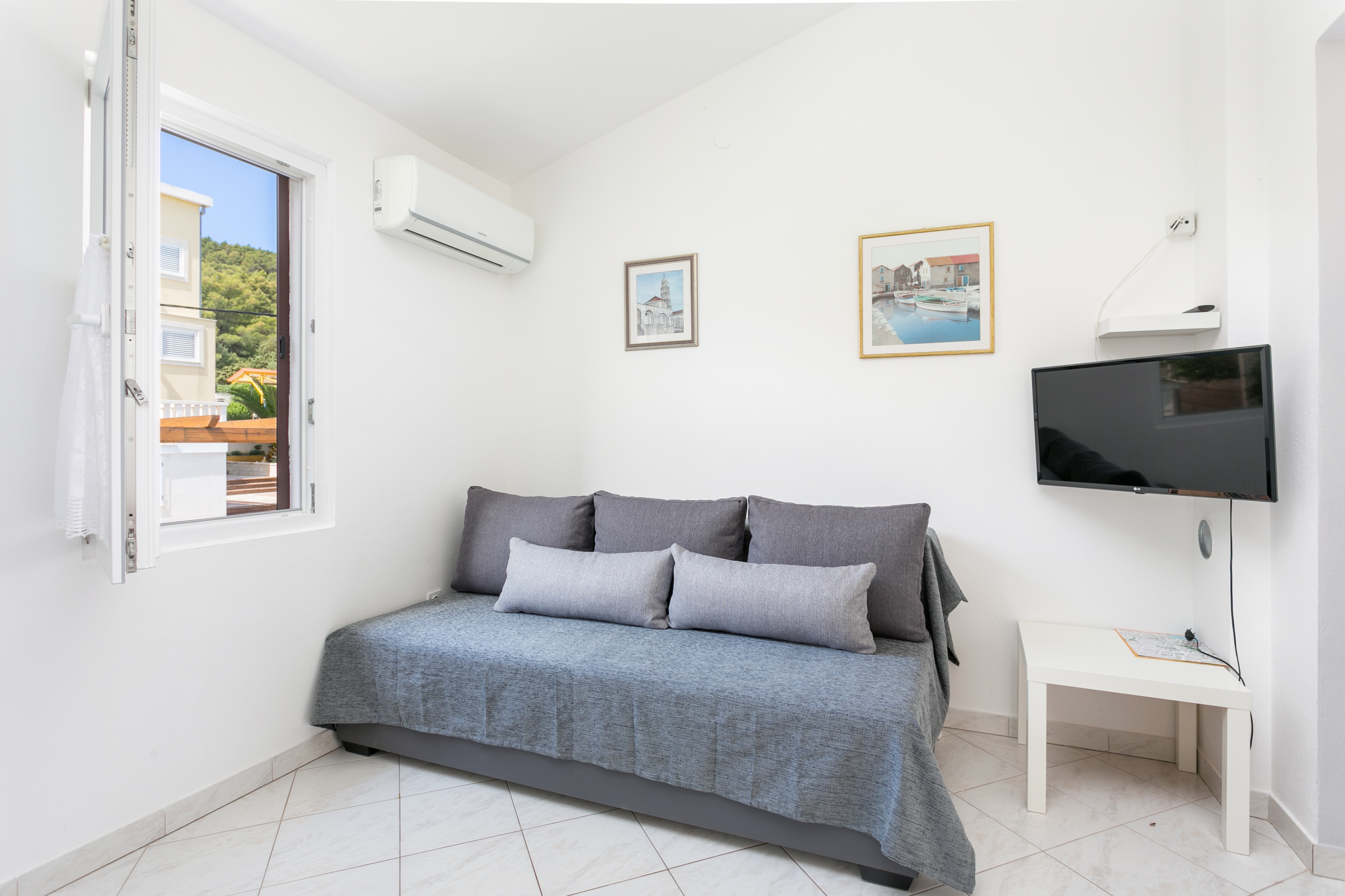 One bedroom apartment with balcony and sea view Slatine, Čiovo (A-6000-b)