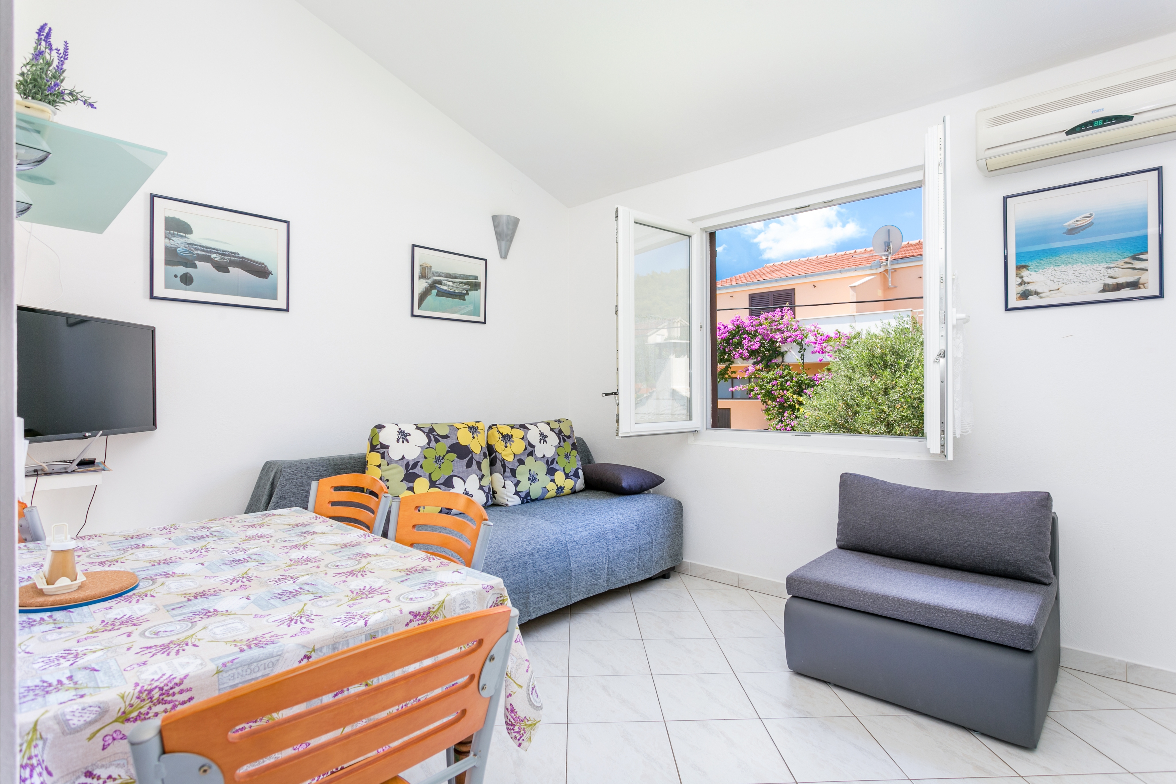 One bedroom apartment with balcony and sea view Slatine, Čiovo (A-6000-c) One bedroom apartment with balcony and sea view Slatine, Čiovo (A-6000-c)