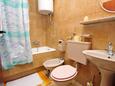 Ванная комната Lokva Rogoznica, Ванная комната в размещении типа studio-apartment, Домашние животные допускаются и WiFi.