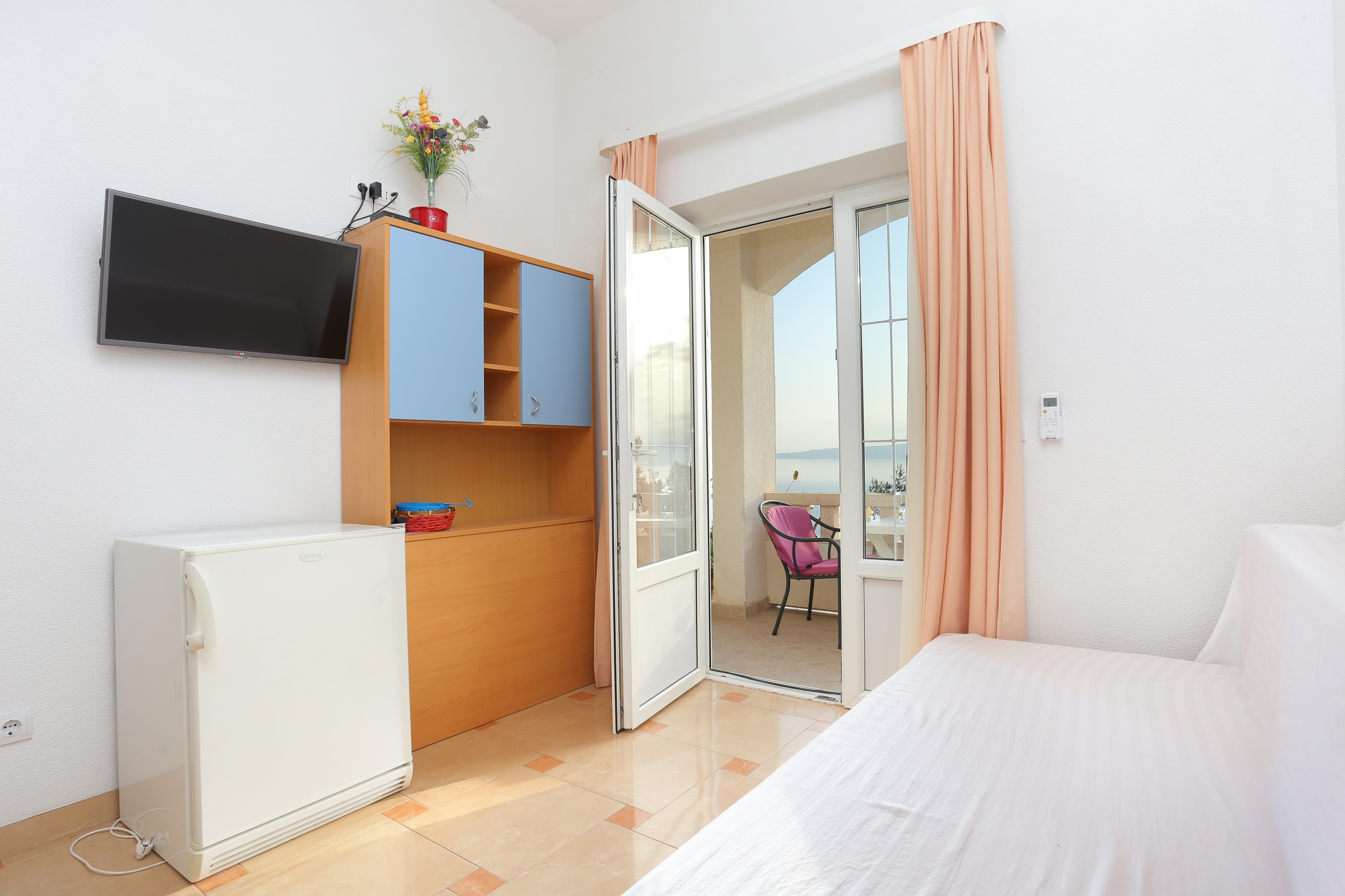 One bedroom apartment with terrace and sea view Brela, Makarska (A-6006-b)