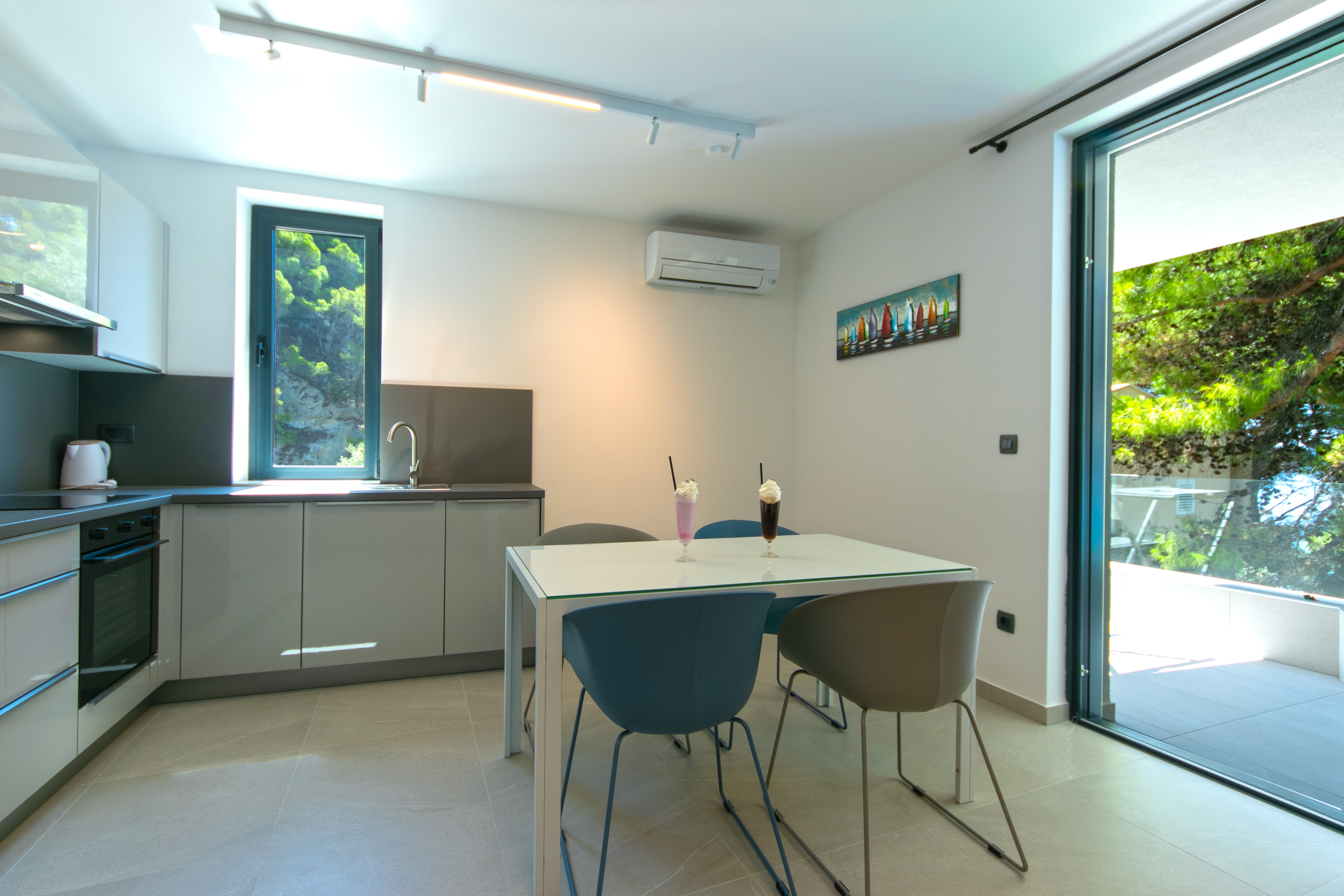 One bedroom apartment near beach Brela, Makarska (A-6007-f)