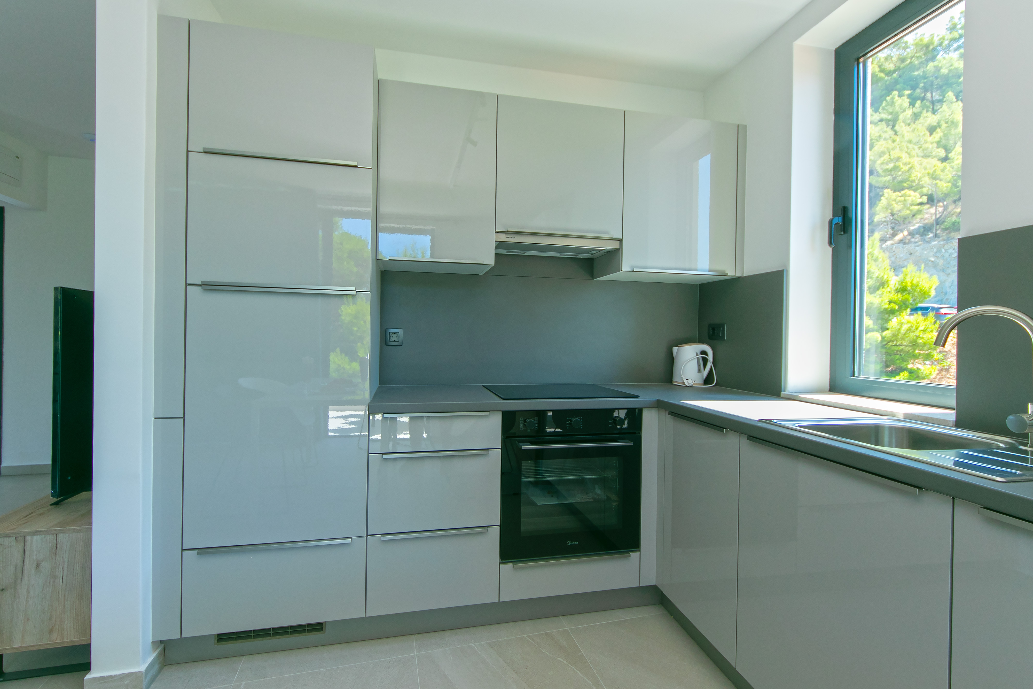 One bedroom apartment near beach Brela (Makarska) (A-6007-h)