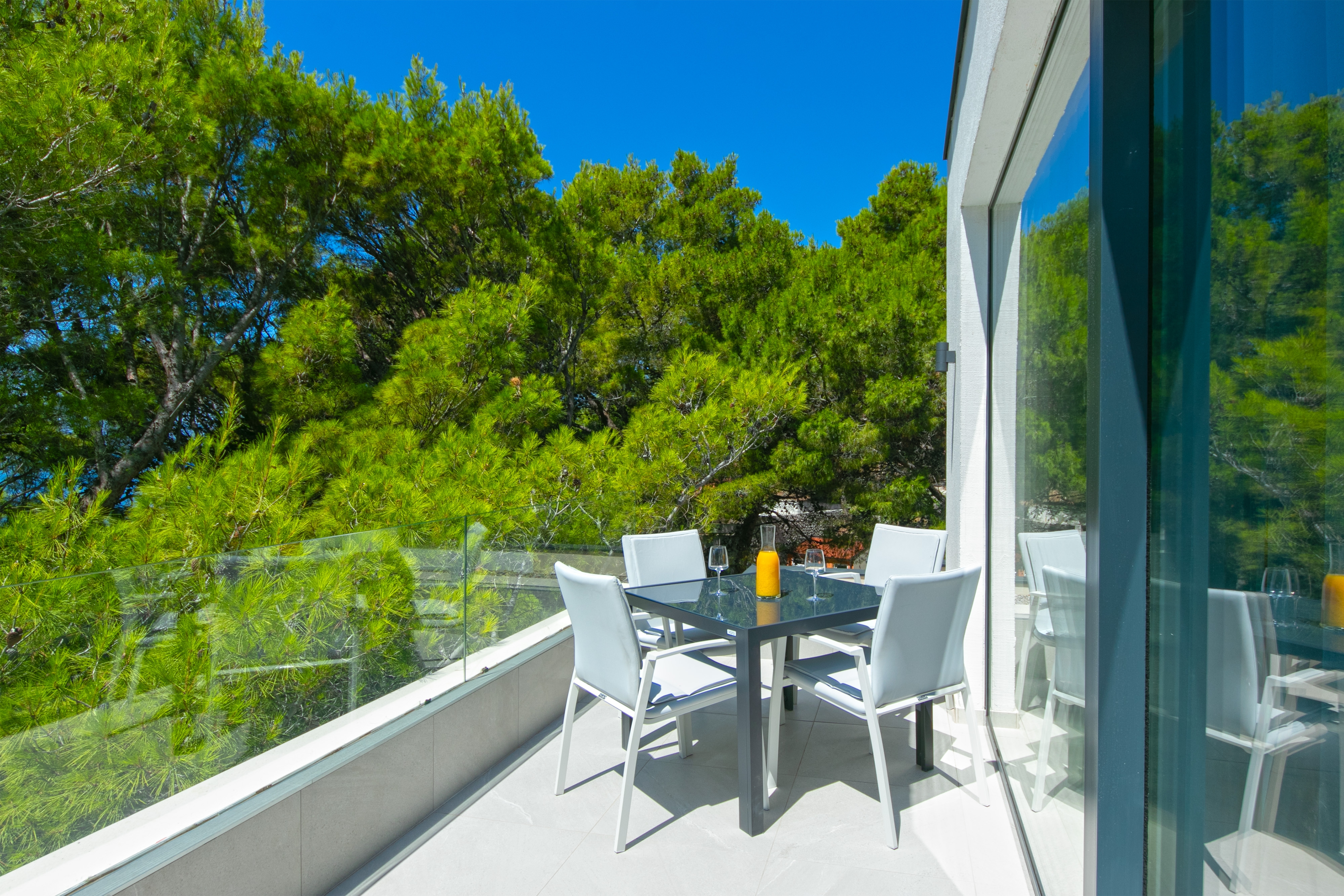One bedroom apartment near beach Brela, Makarska (A-6007-i)