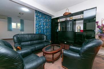 Brela, Obývacia izba v ubytovacej jednotke studio-apartment, domáci miláčikovia povolení a WiFi.
