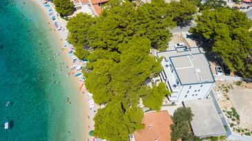 Brela, Makarska, Szálláshely 6007 - Apartmanok a tenger közelében kavicsos stranddal.