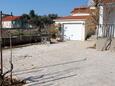 Vinišće, Trogir, Parkolóhely 6015 - Apartmanok a tenger közelében kavicsos stranddal.