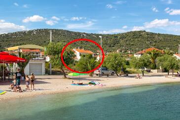 Vinišće, Trogir, Szálláshely 6015 - Apartmanok a tenger közelében kavicsos stranddal.