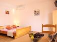 Ložnice Slatine, Ložnice v ubytování typu studio-apartment, s klimatizací a WiFi.
