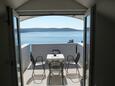 Sevid, Terrasse dans l’hébergement en type apartment, avec la vue sur la mer, animaux acceptés et WiFi.