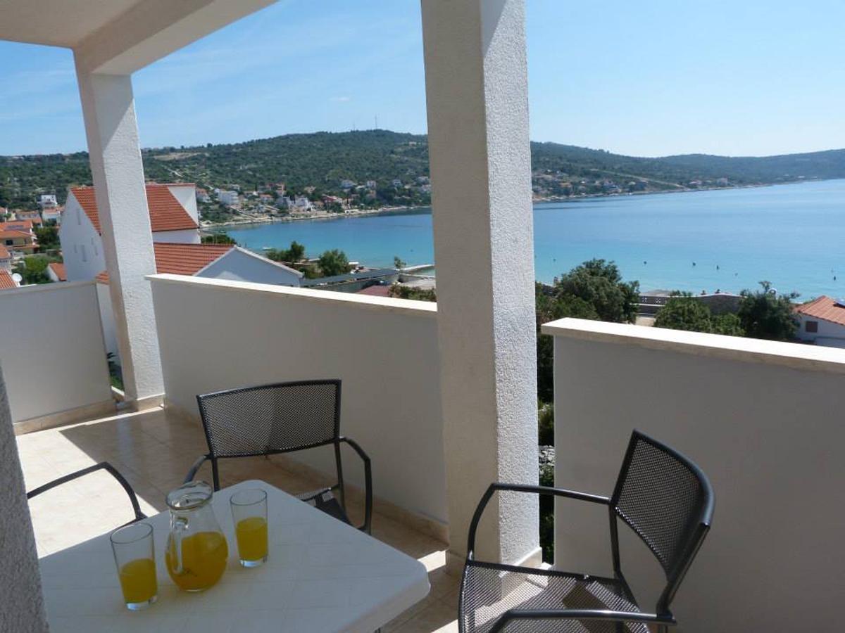 One bedroom apartment with terrace and sea view Sevid, Trogir (A-6024-b) One bedroom apartment with terrace and sea view Sevid, Trogir (A-6024-b)