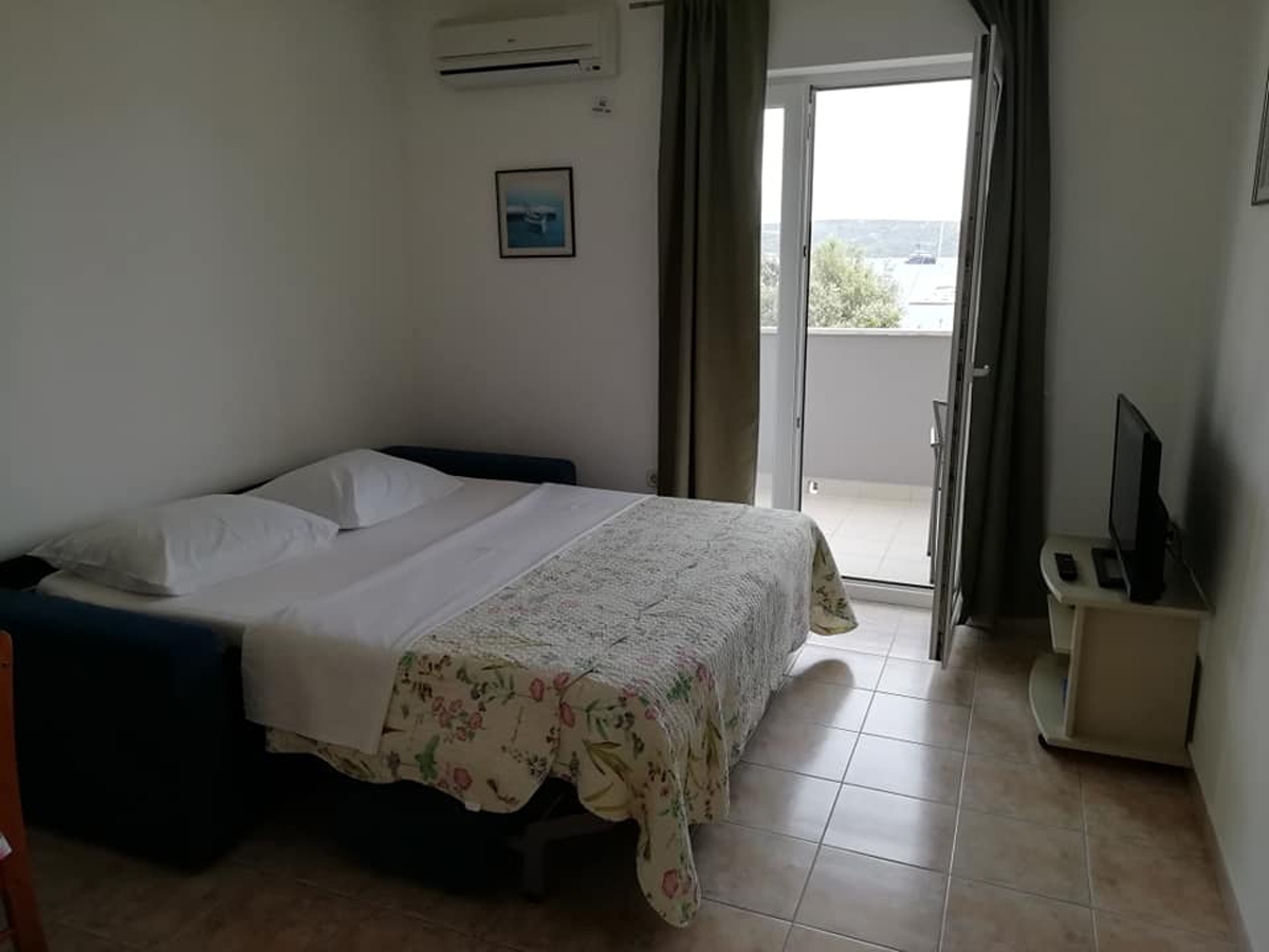 One bedroom apartment with terrace and sea view Sevid, Trogir (A-6024-d)