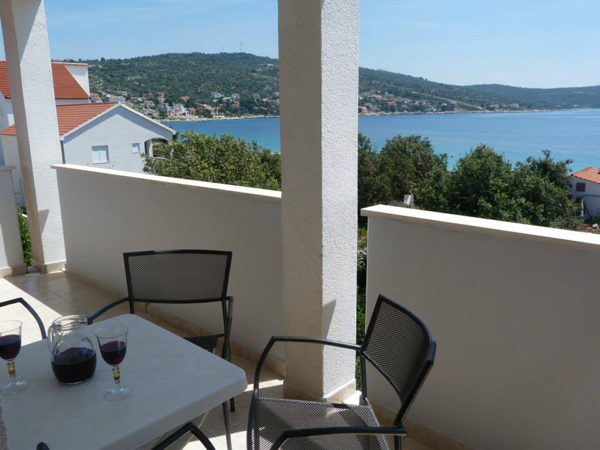 One bedroom apartment with terrace and sea view Sevid, Trogir (A-6024-d)