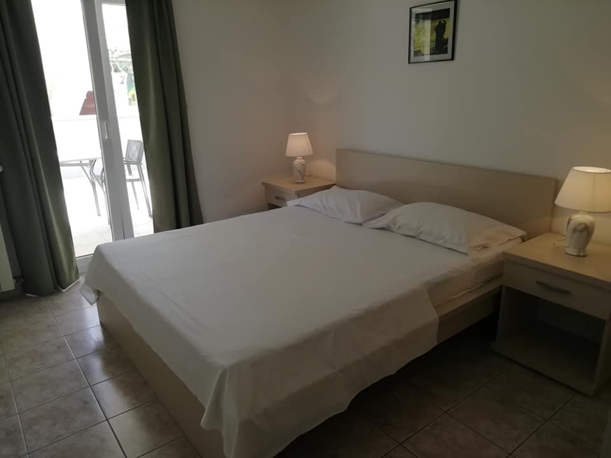One bedroom apartment with terrace Sevid, Trogir (A-6024-g)