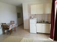 Sevid, Eetkamer in the studio-apartment, (pet friendly) en WiFi.