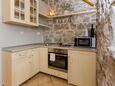 Kuchyně Gata, Kuchyně v ubytování typu studio-apartment, domácí mazlíčci povoleni a WiFi.