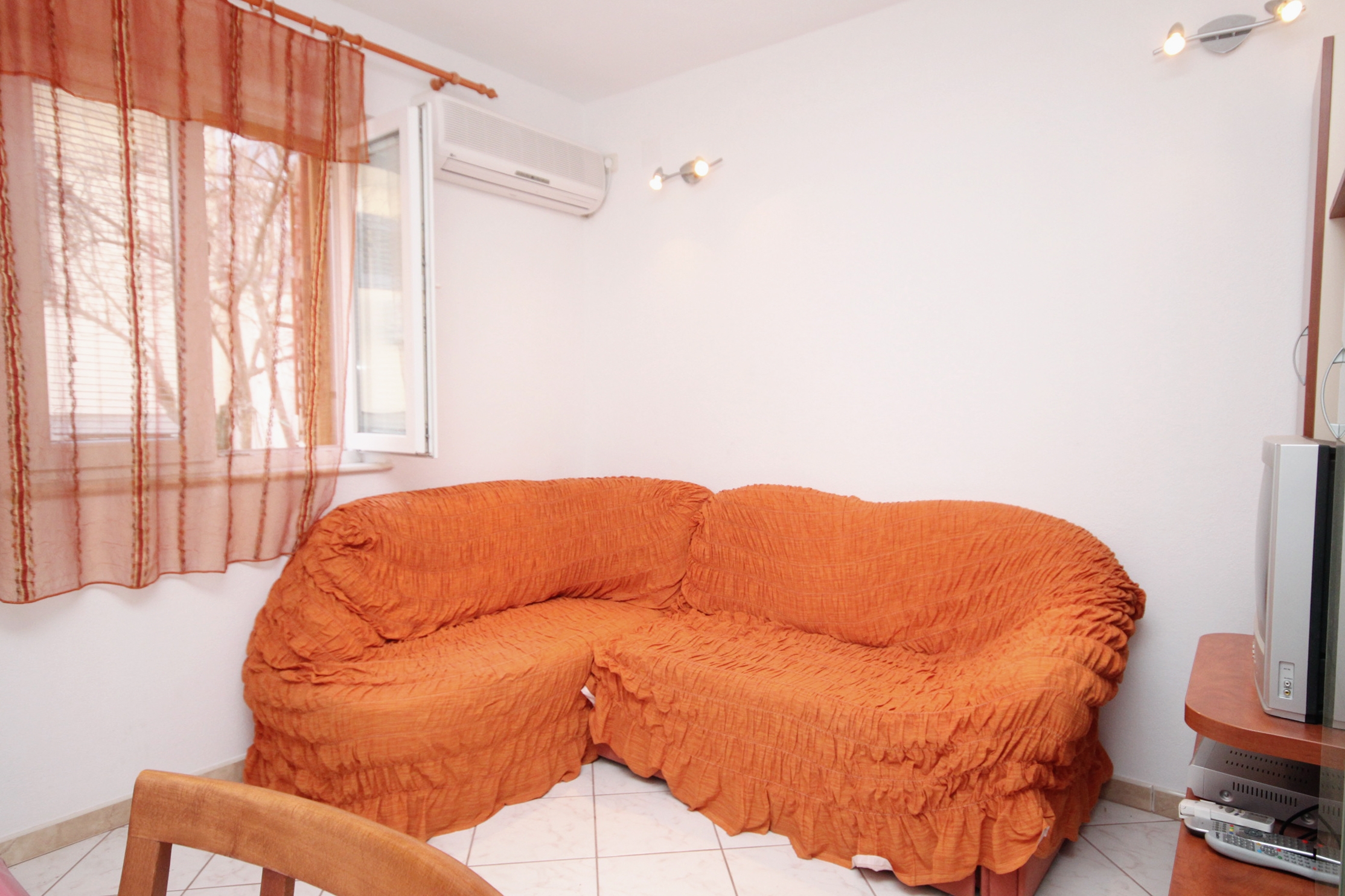 One bedroom apartment with terrace Supetar, Brač (A-6037-a) One bedroom apartment with terrace Supetar, Brač (A-6037-a)