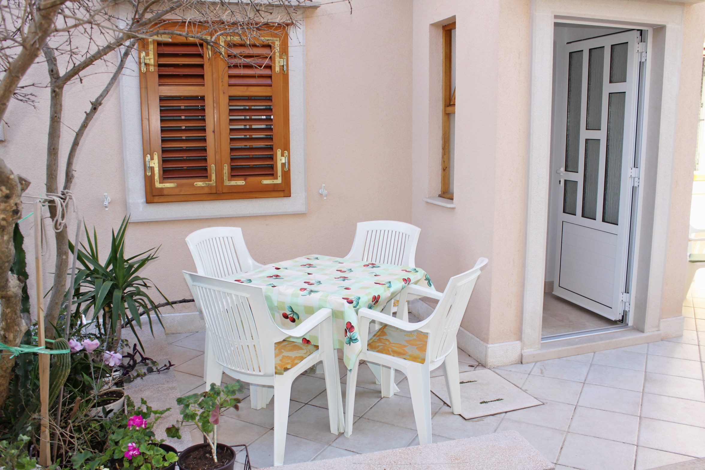 One bedroom apartment with terrace Supetar, Brač (A-6037-a) One bedroom apartment with terrace Supetar, Brač (A-6037-a)