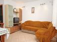 Supetar, Sala de estar in the apartment, air condition available y WiFi.