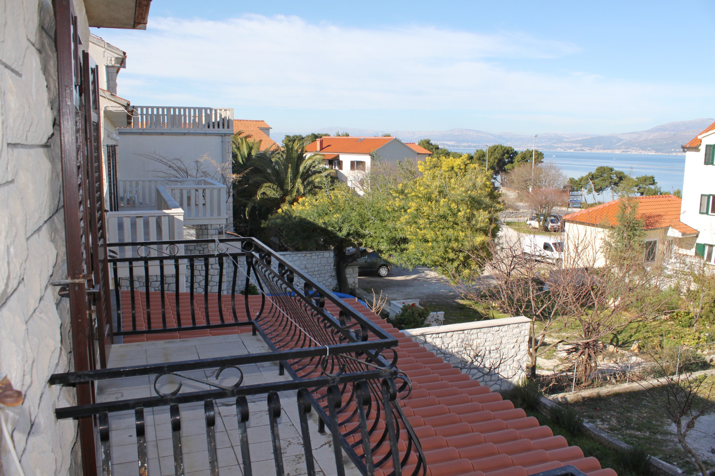 Four bedroom apartment with terrace and sea view Supetar, Brač  A-a