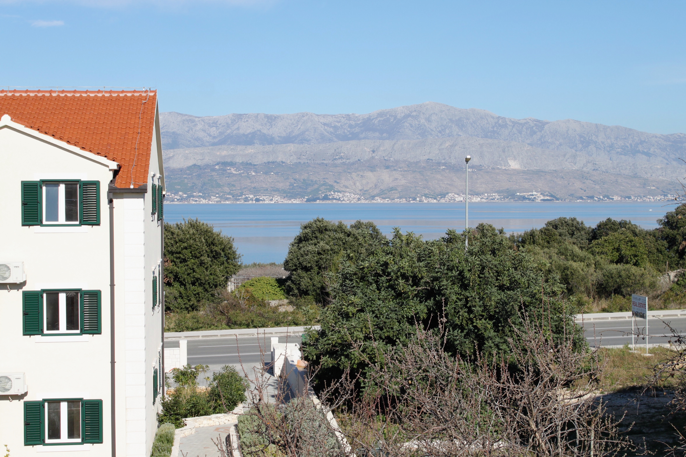 Four bedroom apartment with terrace and sea view Supetar, Brač  A-a