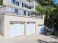 Brela, Makarska, Parkiralište 6043 - Apartmani sa šljunčanom plažom.