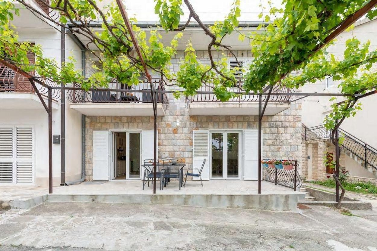 Comfortable and spacious house with terrace and sea view Podstrana, Split K