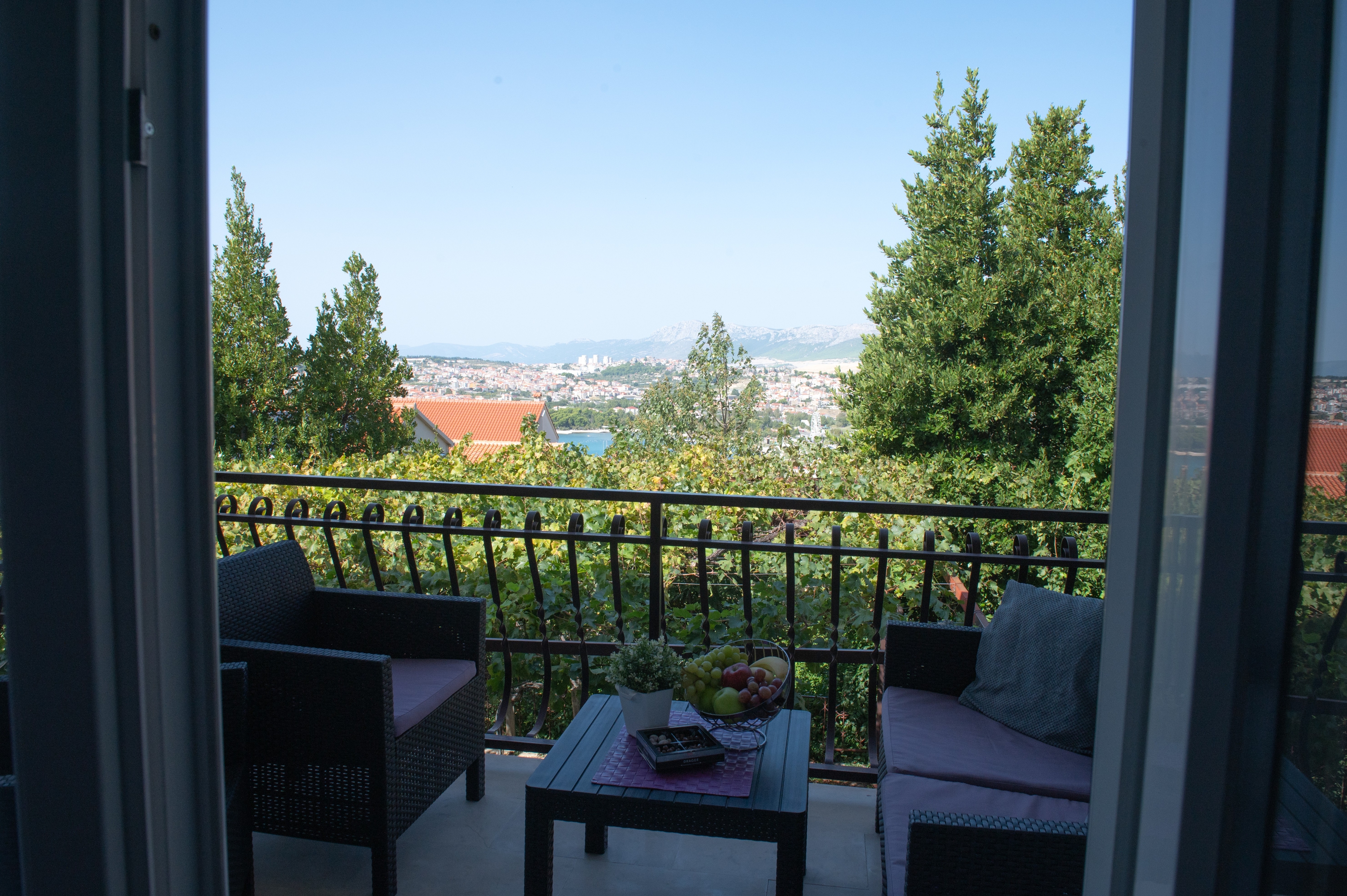 Comfortable and spacious house with terrace and sea view Podstrana, Split  K